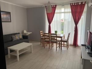 sala de estar con sofá, mesa y sillas en Premier Resident Apartment en Sunny Beach