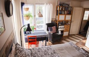 a bedroom with a table and chairs and a desk at Erillinen ilmastoitu vierassviitti, Kokkola in Kokkola