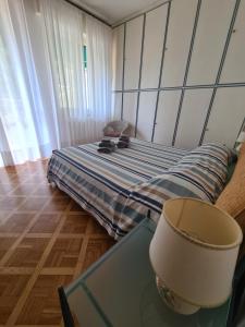 um quarto com uma cama, uma mesa e uma cadeira em Turchino Apartment & Terrazza della Luisa by PortofinoVacanze em Santa Margherita Ligure