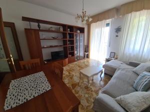 uma sala de estar com um sofá e uma mesa em Turchino Apartment & Terrazza della Luisa by PortofinoVacanze em Santa Margherita Ligure