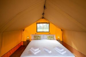 1 dormitorio con 1 cama grande en una tienda de campaña en Glamping VALL de CODÓ en Terrades