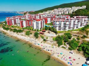 una vista aerea di una spiaggia con un resort di Beautiful apartment right by the sea, Sveti Vlas a Sveti Vlas