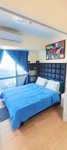 Un pat sau paturi într-o cameră la Aveline Suites Executive City View ACQUA Private Residences near Rockwell Makati