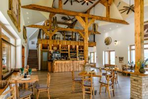 een restaurant met houten tafels en stoelen en een bar bij House Mrzlin Grad in Korenica