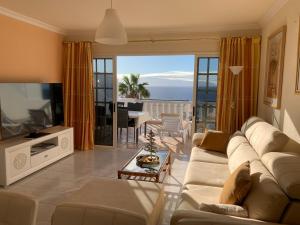 Μια τηλεόραση ή/και κέντρο ψυχαγωγίας στο Ocean Pearl, luxuriöses Haus, Meerblick, große Sonnenterrasse, Teneriffa Süd, Los Gigantes, 600m zum Strand, 200m zum Ort, ruhig
