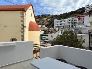 uma varanda com vista para a cidade em Maria Galini Home em Agia Galini