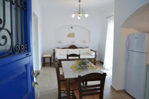 cocina y comedor con mesa y sillas en Maryianni Apartments, en Avlemonas