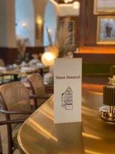 ストラスブールにあるMaison Kammerzell - Hotel & Restaurantの表の上に座る看板
