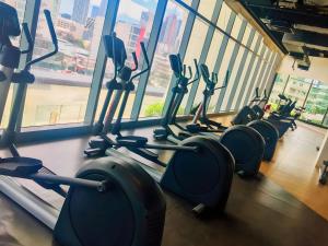 Centrul de fitness și/sau facilități de fitness de la Aveline Suites Executive City View ACQUA Private Residences near Rockwell Makati
