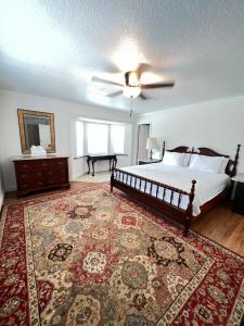 a bedroom with a bed with a ceiling fan and a rug at Resort Like house, 4 bedrooms, 3 bathrooms in Orlando