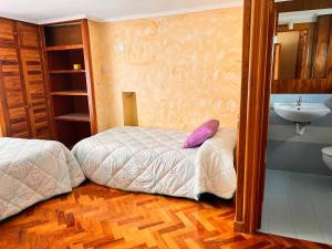 1 dormitorio con 1 cama, lavamanos y lavamanos en La casita de la abuela, en Villarcayo