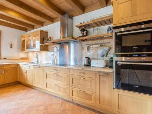 cocina grande con armarios de madera y electrodomésticos de acero inoxidable en Chalet La Clusaz, 6 pièces, 8 personnes - FR-1-459-186 en La Clusaz