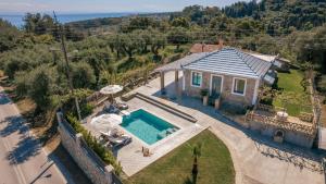 - une vue aérienne sur une maison avec une piscine dans l'établissement Binios Villa, à Vasilikos