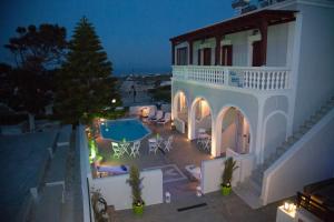 une villa avec une piscine la nuit dans l'établissement Villa Anto, à Fira