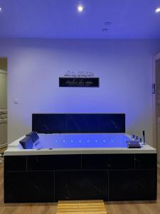 Pokój z dużą niebieską wanną w pokoju w obiekcie Elo Spa w mieście Saint-Quentin