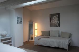 Posteľ alebo postele v izbe v ubytovaní Mas Les Romarins, 10 min d'Uzès, piscine et grand jardin clos, jeux, nid de repos et base pour activités dans le Gard