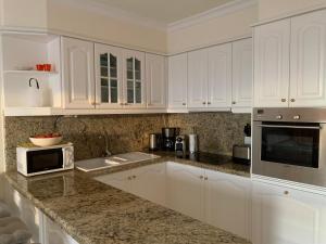 Η κουζίνα ή μικρή κουζίνα στο Ocean Pearl, luxuriöses Haus, Meerblick, große Sonnenterrasse, Teneriffa Süd, Los Gigantes, 600m zum Strand, 200m zum Ort, ruhig