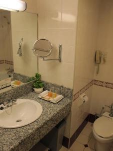 Koupelna v ubytování Hotel Grand Continental Kuching