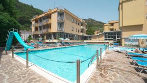 una piscina con scivolo in un hotel di Hotel San Pietro a Maiori