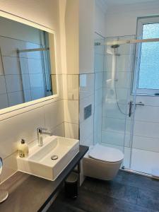 ein Bad mit einem Waschbecken, einem WC und einer Dusche in der Unterkunft Ferienwohnung am Eberbach in Stadtoldendorf