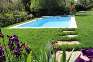 Bazén v ubytovaní Mas Les Romarins, 10 min d'Uzès, piscine et grand jardin clos, jeux, nid de repos et base pour activités dans le Gard alebo v jeho blízkosti