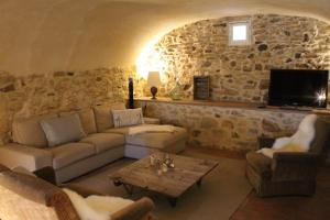 Posedenie v ubytovaní Mas Les Romarins, 10 min d'Uzès, piscine et grand jardin clos, jeux, nid de repos et base pour activités dans le Gard