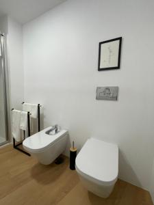 bagno bianco con servizi igienici e lavandino di Living PDL 2 a Ponta Delgada
