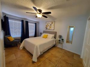 a bedroom with a bed and a ceiling fan at Condo Near Downtown Austin - 2br in Austin +22 photos