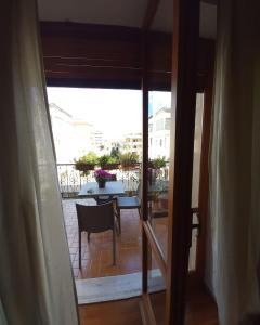 vista su un balcone con tavolo e sedie di Le Stanze di Nonna Lina a Pagani