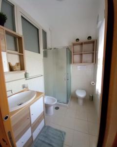 bagno con lavandino e servizi igienici di Le Stanze di Nonna Lina a Pagani