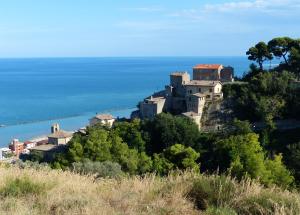 a village on top of a hill near the ocean at La Villetta in Grottammare