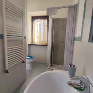 biała łazienka z umywalką i toaletą w obiekcie B&B Home Holiday Villa delle Acacie agriturismo w mieście Sala Consilina +37 zdjęć