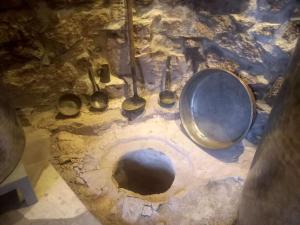 - une salle de bains sale avec toilettes dans une grotte dans l'établissement Yeganyans Guest House and Wine Yard, à Ashtarak