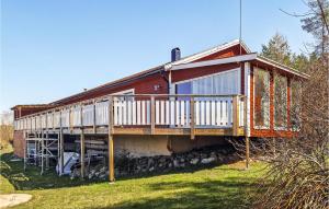 una casa sentada en la cima de un campo de hierba en Pet Friendly Home In Valdemarsvik With Wifi en Valdemarsvik