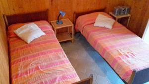ガエータにあるGaeta Villino Isabellaのベッド2台が隣同士に設置された部屋です。