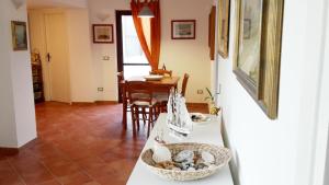 加埃塔的住宿－Gaeta Villino Isabella，厨房以及带桌椅的用餐室。