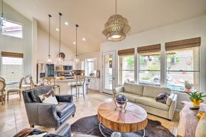 Nhà bếp/bếp nhỏ tại 2 Mi to Golf Home with Pool in Cave Creek!