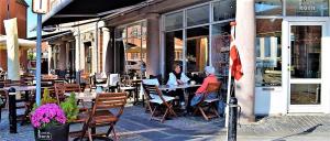 Restaurace v ubytování Holbæk. Byhus med fjordudsigt, og 5 min. til bymidten