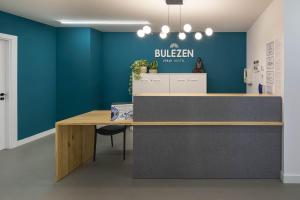 ポンテベドラにあるBulezen Urban Hostelの青い壁のロビー