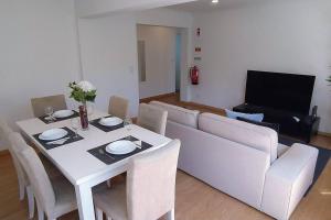 een woonkamer met een witte tafel en een witte bank bij Lisboa/City/Sunny Apar/Metro/Airport/WiFi/Air Cond in Lissabon