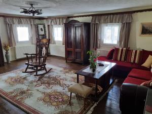 KropaBlacksmith的客厅里有一张沙发和一张桌子。