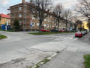 une rue vide avec un panneau d'arrêt et des voitures sur la route dans l'établissement Old Town Home, à Liptovský Mikuláš