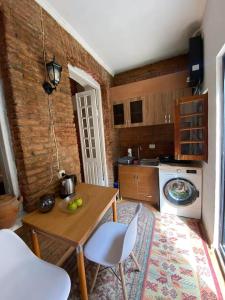 een kleine keuken met een tafel en stoelen in een kamer bij ქირავდება დღიურად in Tbilisi City
