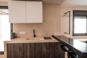アテネにあるSuites with magical view & jacuzziのシンクとカウンタートップのあるキッチン +34枚の写真