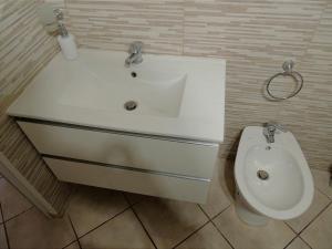 シラクーサにあるCasa Bacchilideの白い洗面台とトイレのあるバスルーム +9枚の写真
