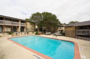 a large blue swimming pool in front of a building at Condo Near Downtown Austin - 2br in Austin