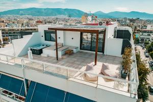 アテネにあるSuites with magical view & jacuzziの市街の景色を望む建物内のバルコニー
