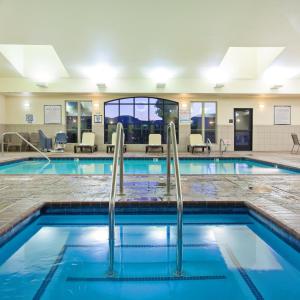 uma piscina num quarto de hotel com piscina em Staybridge Suites Fairfield Napa Valley Area, an IHG Hotel em Fairfield