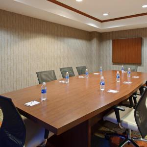 una sala de conferencias con botellas de agua en una mesa en Staybridge Suites Fairfield Napa Valley Area, an IHG Hotel, en Fairfield