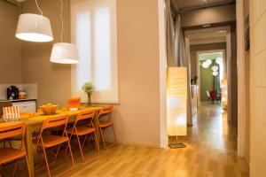 a kitchen and dining room with a table and chairs at Born Barcelona Hostel in Barcelona